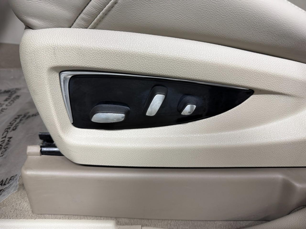 Cadillac Escalade ESV Vehicle Full-screen Gallery Image 31