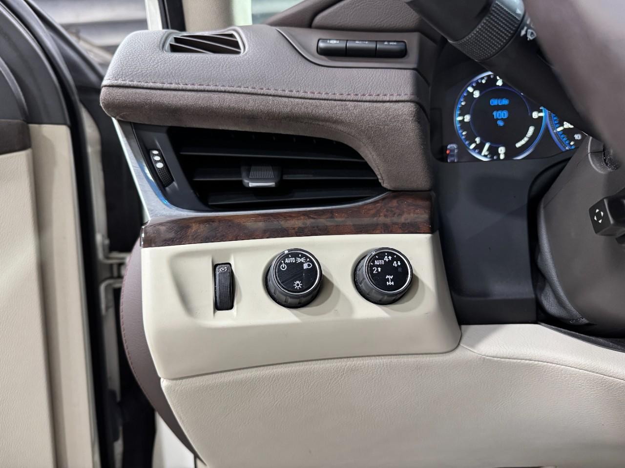 Cadillac Escalade ESV Vehicle Full-screen Gallery Image 32