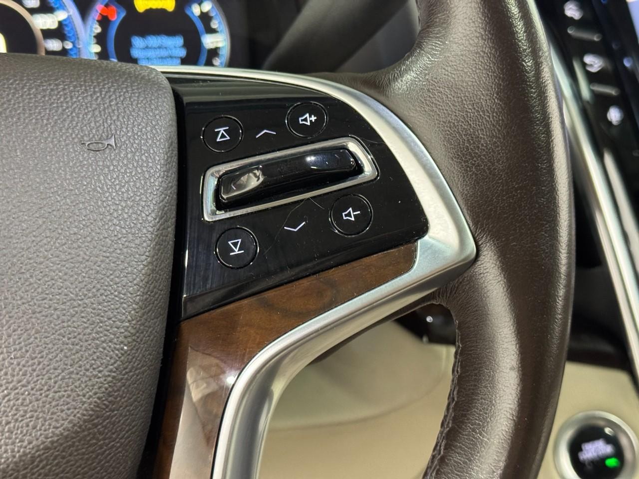 Cadillac Escalade ESV Vehicle Full-screen Gallery Image 34