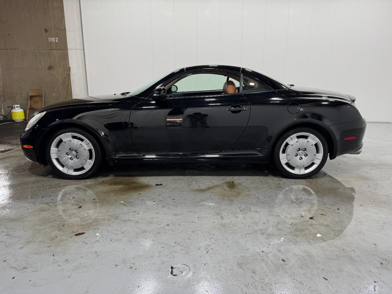 Lexus SC 430 Vehicle Full-screen Gallery Image 2