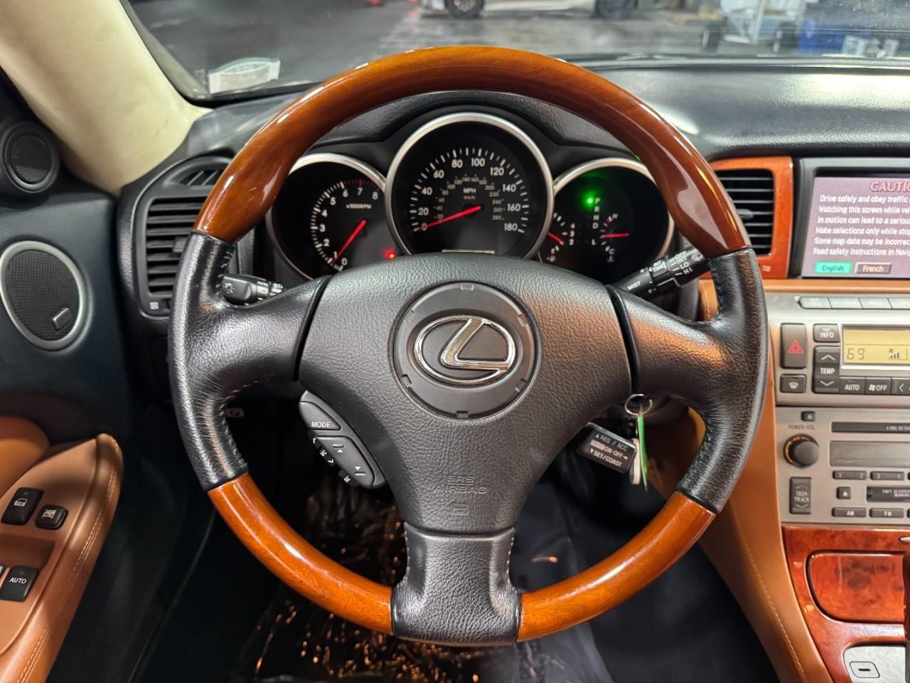 Lexus SC 430 Vehicle Full-screen Gallery Image 12