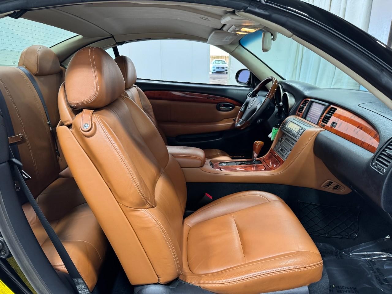 Lexus SC 430 Vehicle Full-screen Gallery Image 17