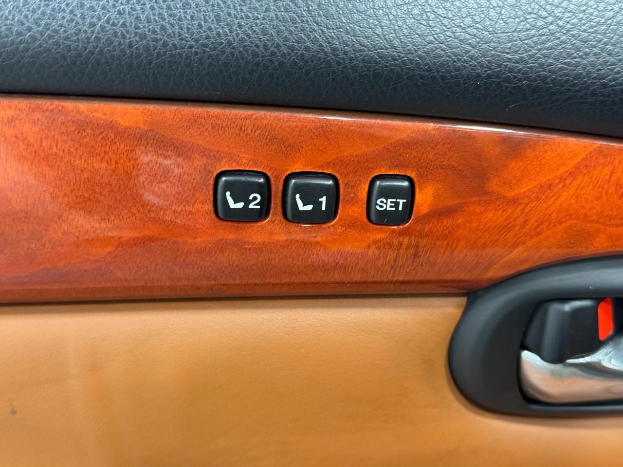 Lexus SC 430 Vehicle Full-screen Gallery Image 23