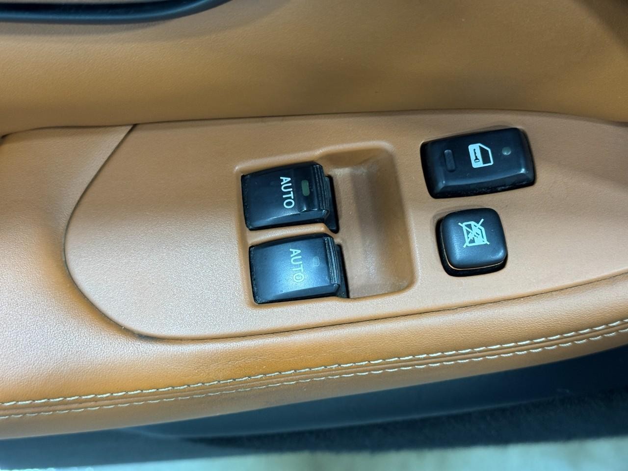 Lexus SC 430 Vehicle Full-screen Gallery Image 24