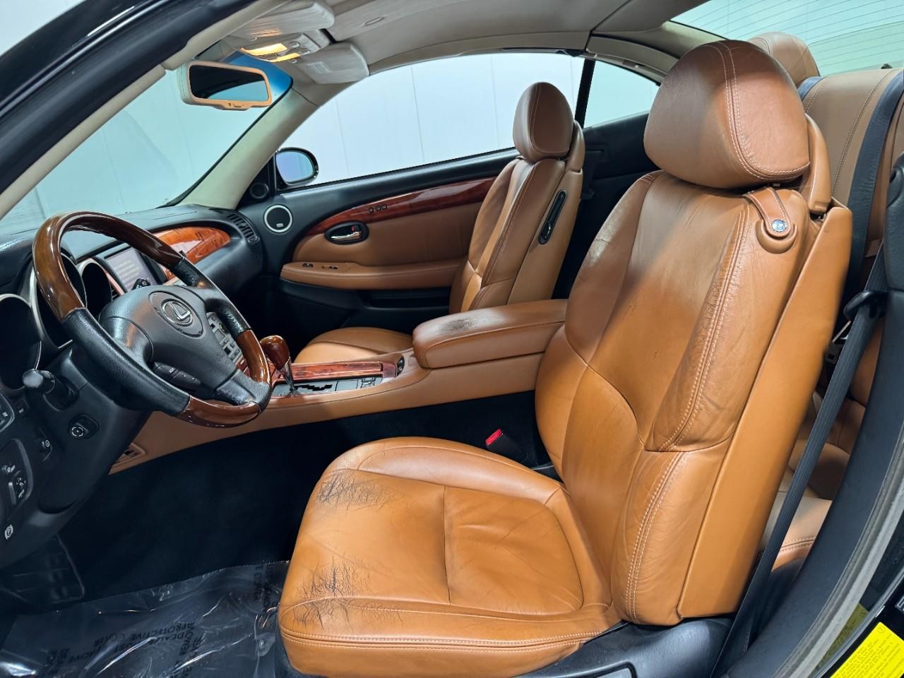 Lexus SC 430 Vehicle Full-screen Gallery Image 25