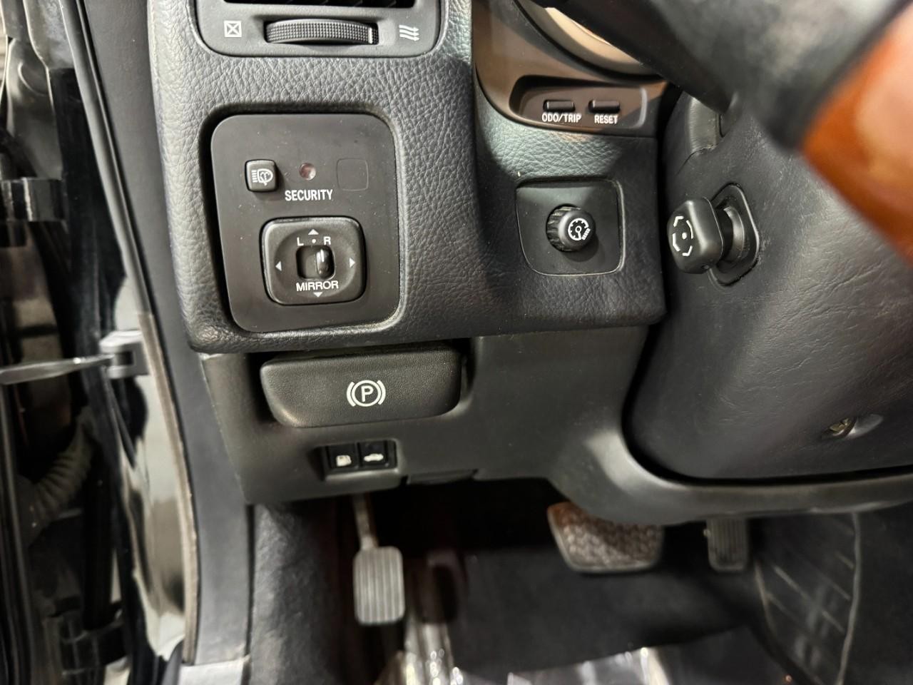 Lexus SC 430 Vehicle Full-screen Gallery Image 28