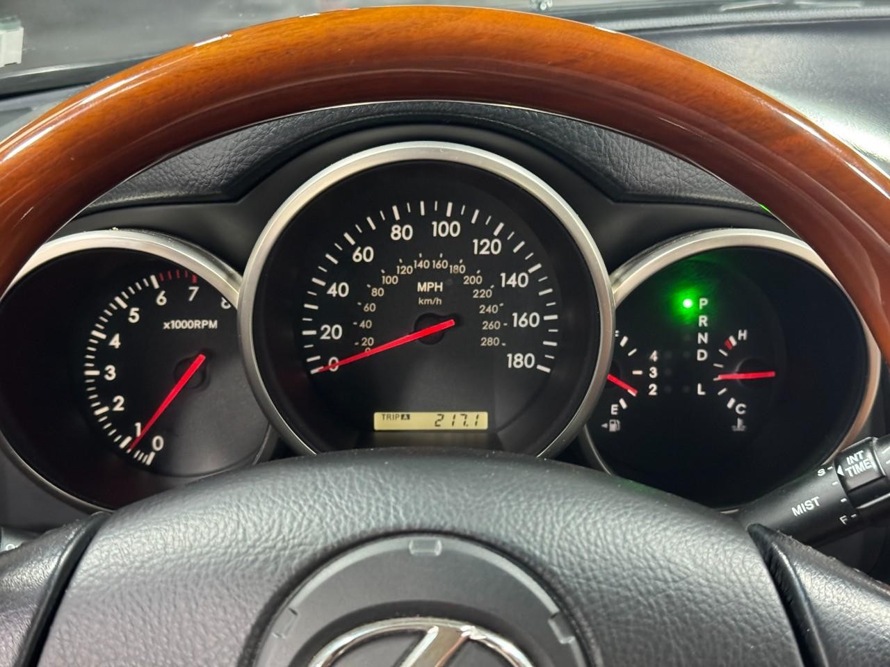 Lexus SC 430 Vehicle Full-screen Gallery Image 31