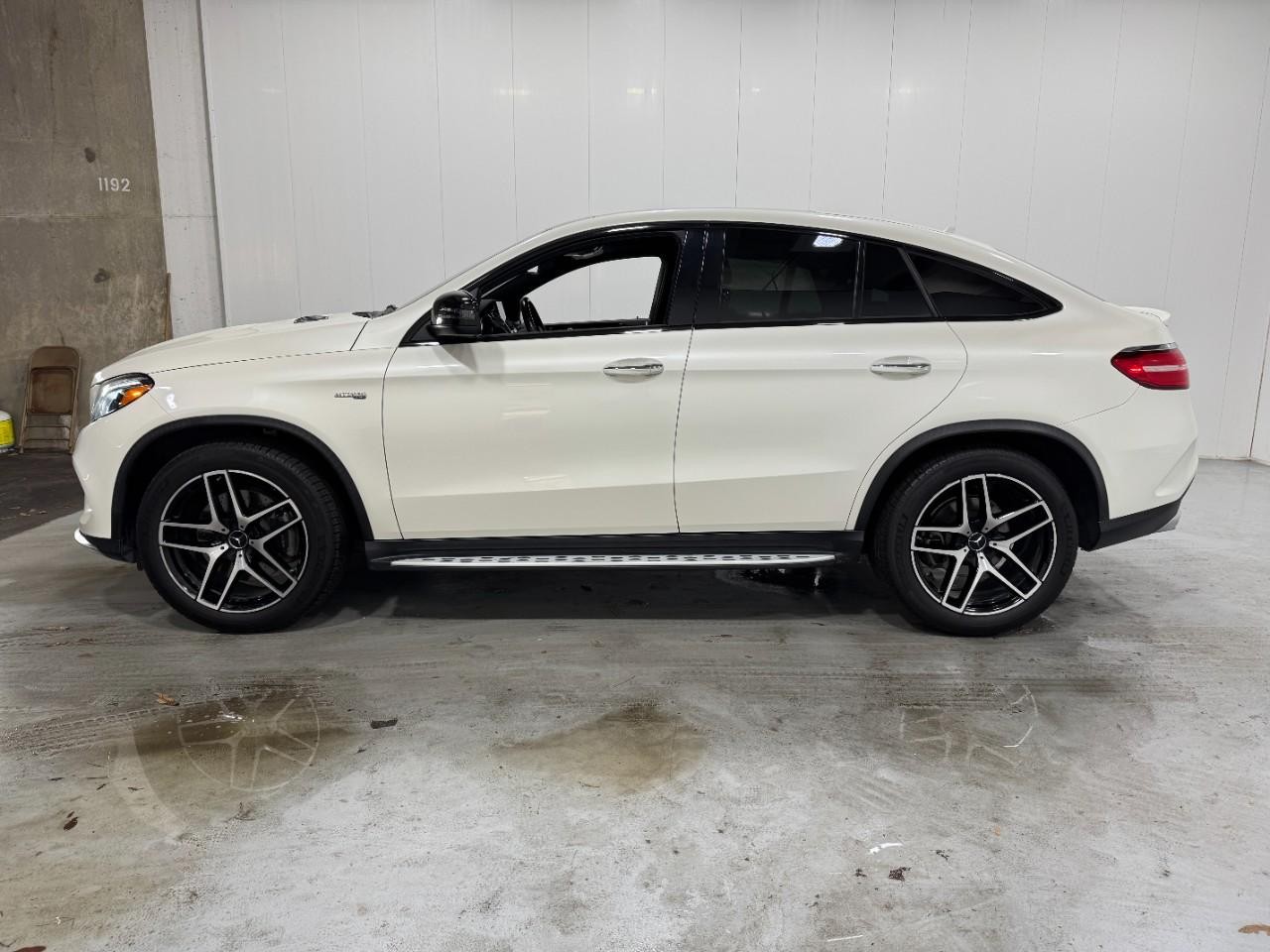 Mercedes-Benz GLE Vehicle Full-screen Gallery Image 2