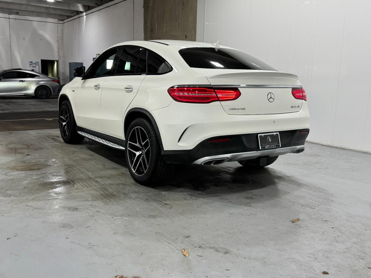 Mercedes-Benz GLE Vehicle Full-screen Gallery Image 3