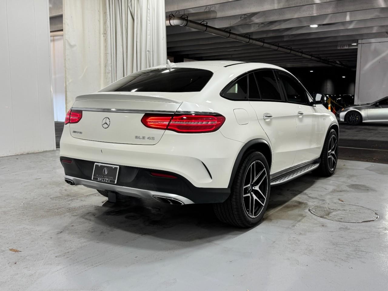 Mercedes-Benz GLE Vehicle Full-screen Gallery Image 4