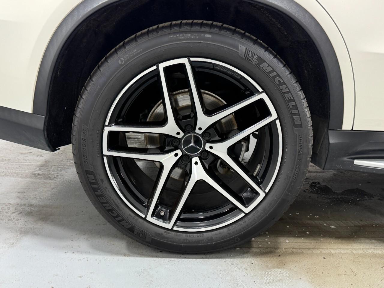 Mercedes-Benz GLE Vehicle Full-screen Gallery Image 5