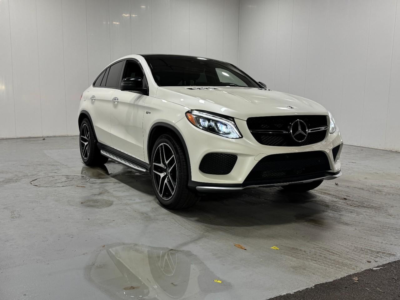 Mercedes-Benz GLE Vehicle Full-screen Gallery Image 6