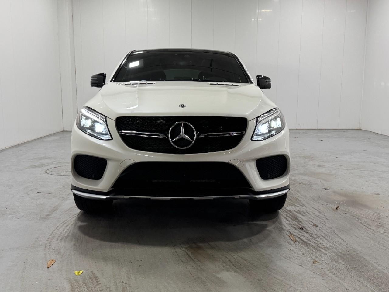 Mercedes-Benz GLE Vehicle Full-screen Gallery Image 7