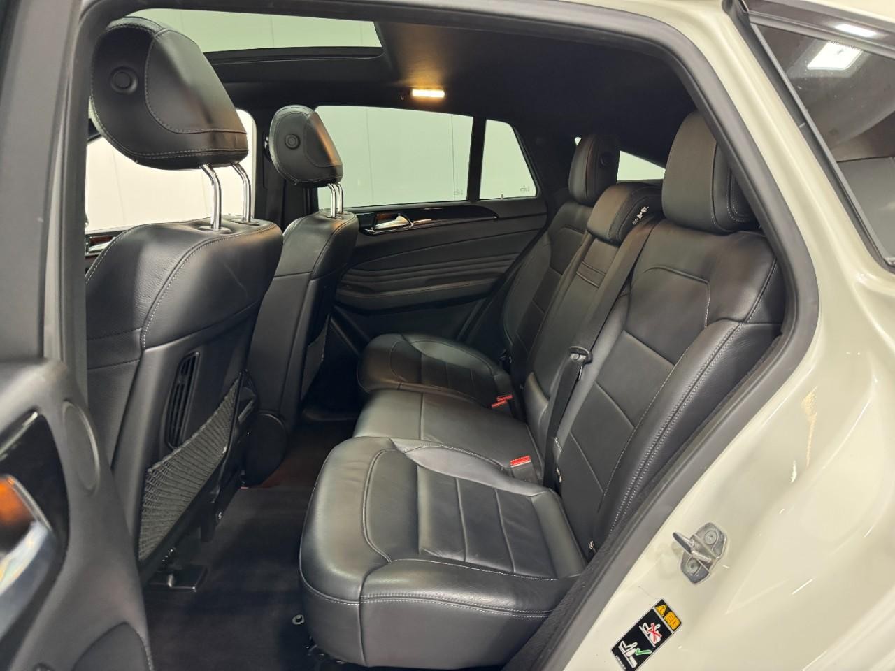 Mercedes-Benz GLE Vehicle Full-screen Gallery Image 8