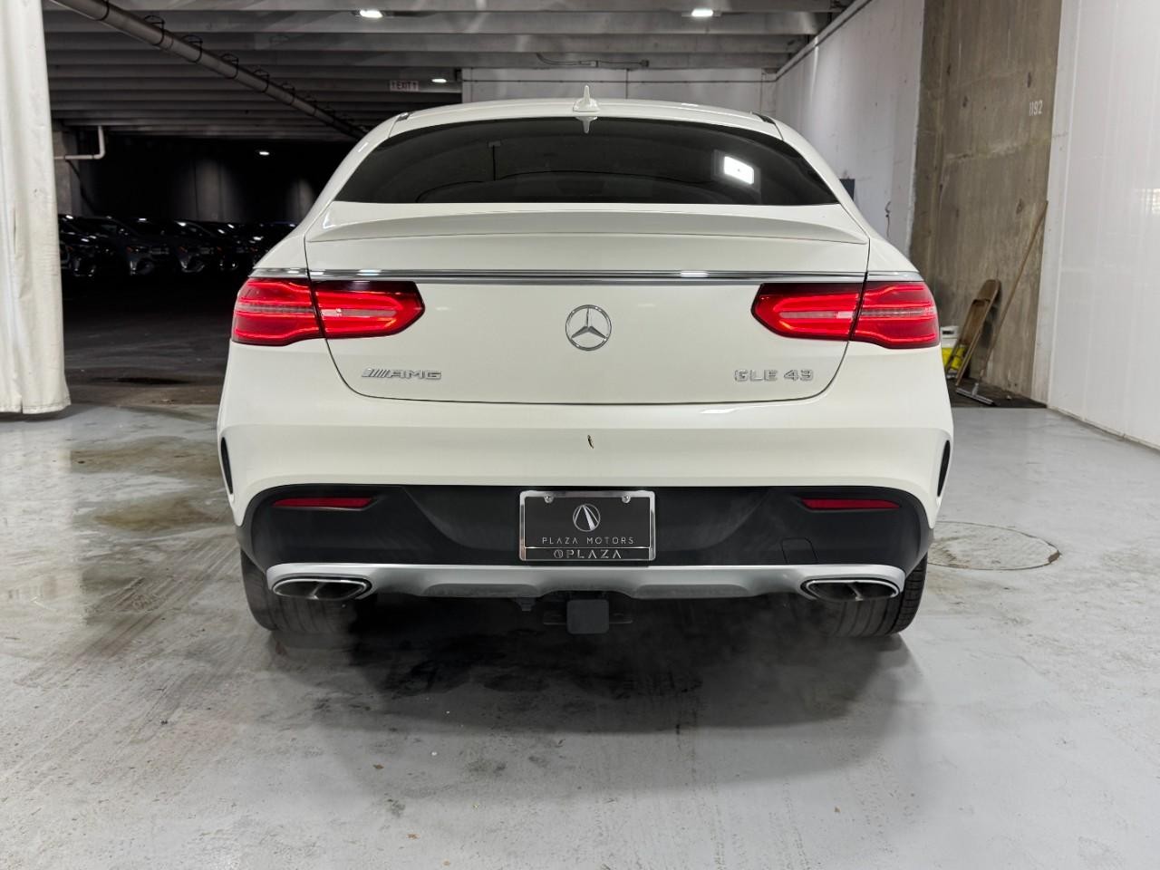 Mercedes-Benz GLE Vehicle Full-screen Gallery Image 9