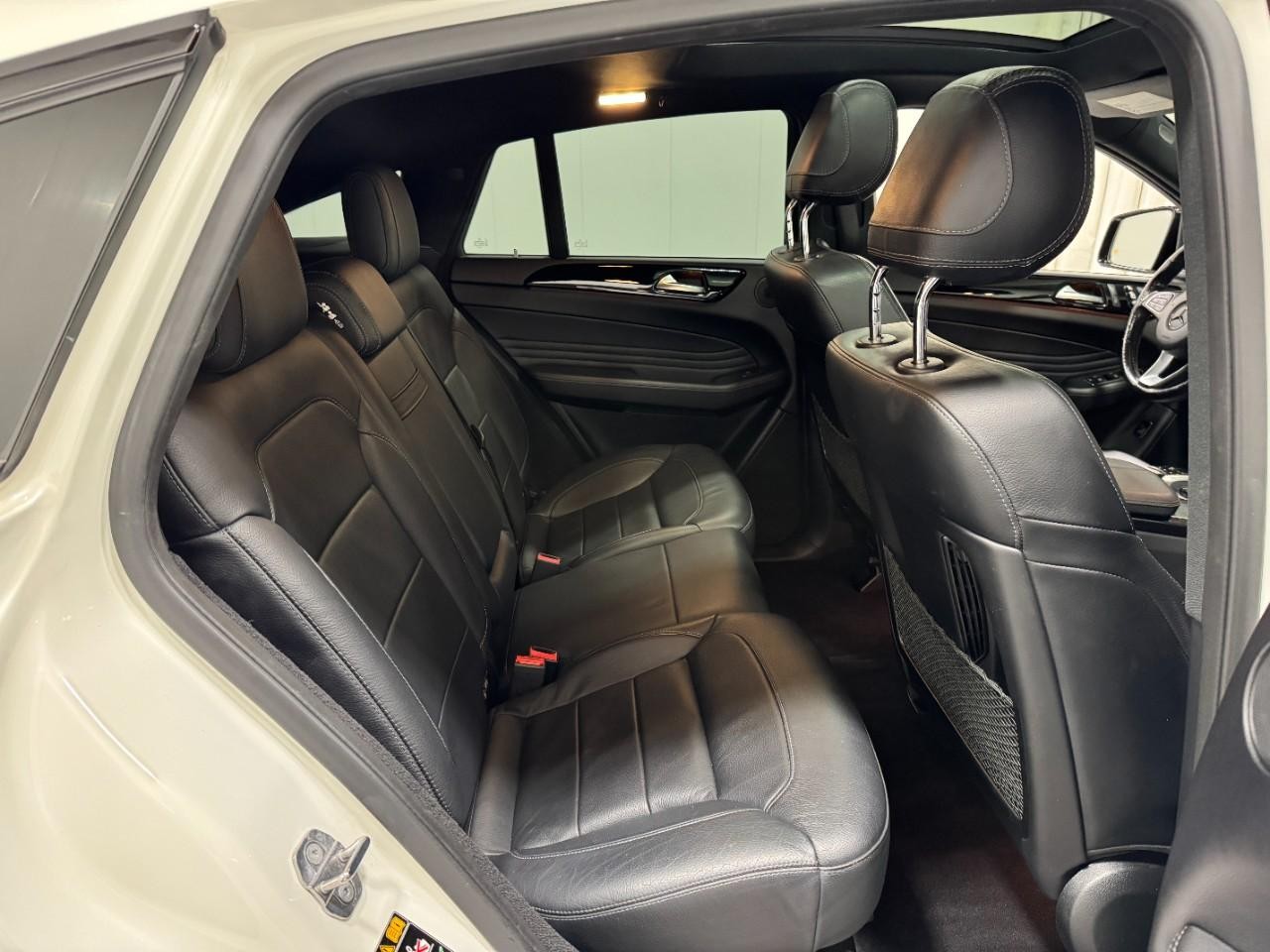 Mercedes-Benz GLE Vehicle Full-screen Gallery Image 10