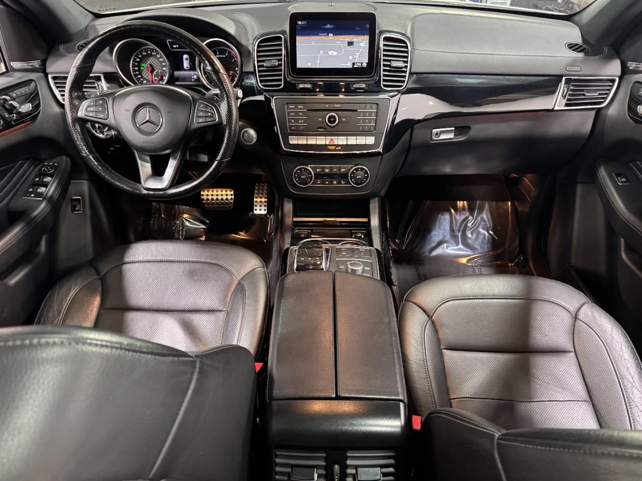 Mercedes-Benz GLE Vehicle Full-screen Gallery Image 12