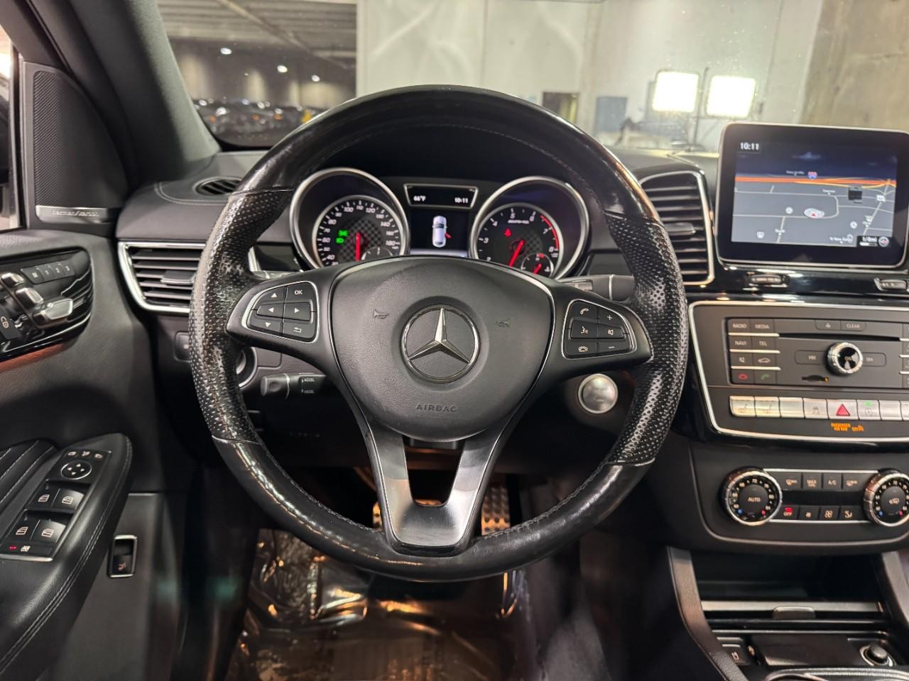 Mercedes-Benz GLE Vehicle Full-screen Gallery Image 13