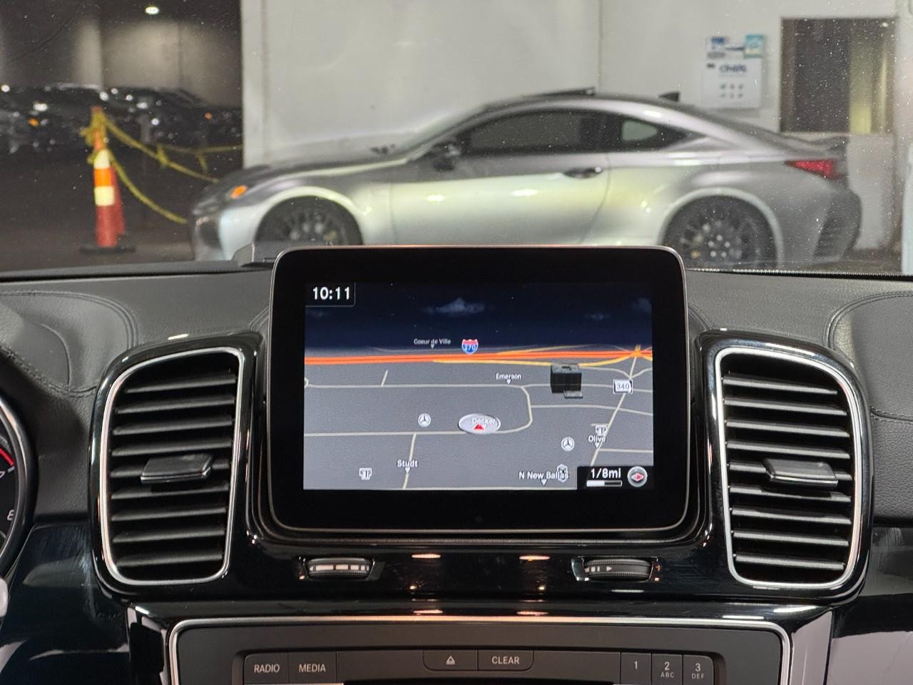 Mercedes-Benz GLE Vehicle Full-screen Gallery Image 14