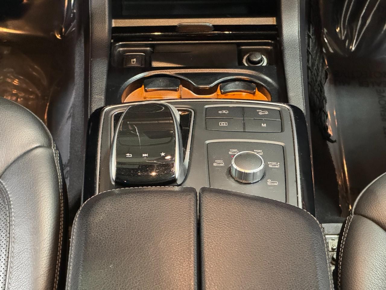 Mercedes-Benz GLE Vehicle Full-screen Gallery Image 16