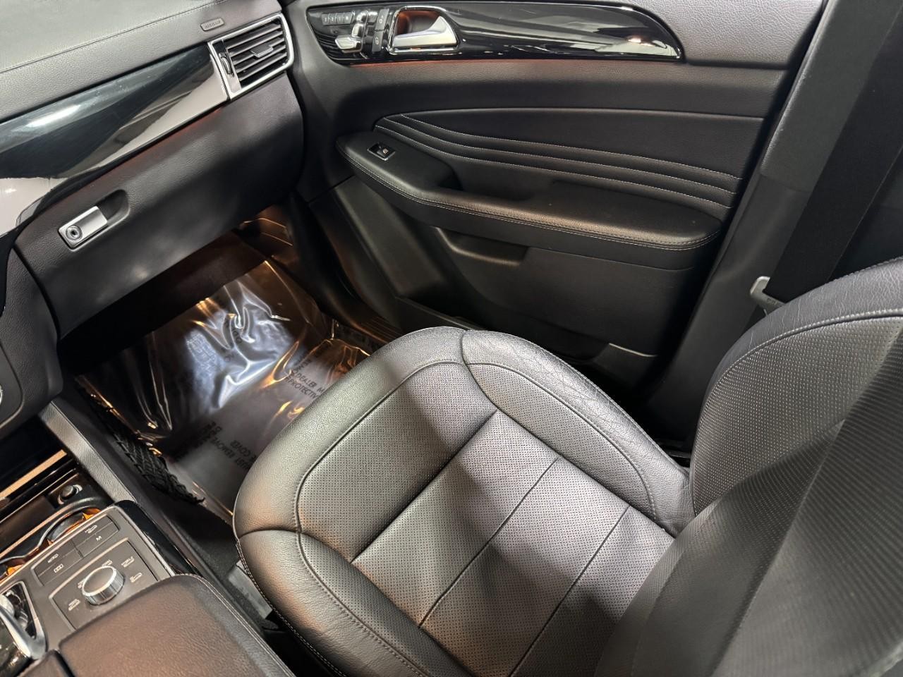 Mercedes-Benz GLE Vehicle Full-screen Gallery Image 17