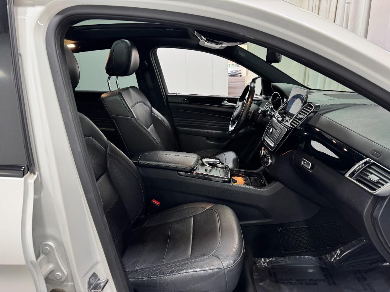 Mercedes-Benz GLE Vehicle Full-screen Gallery Image 18