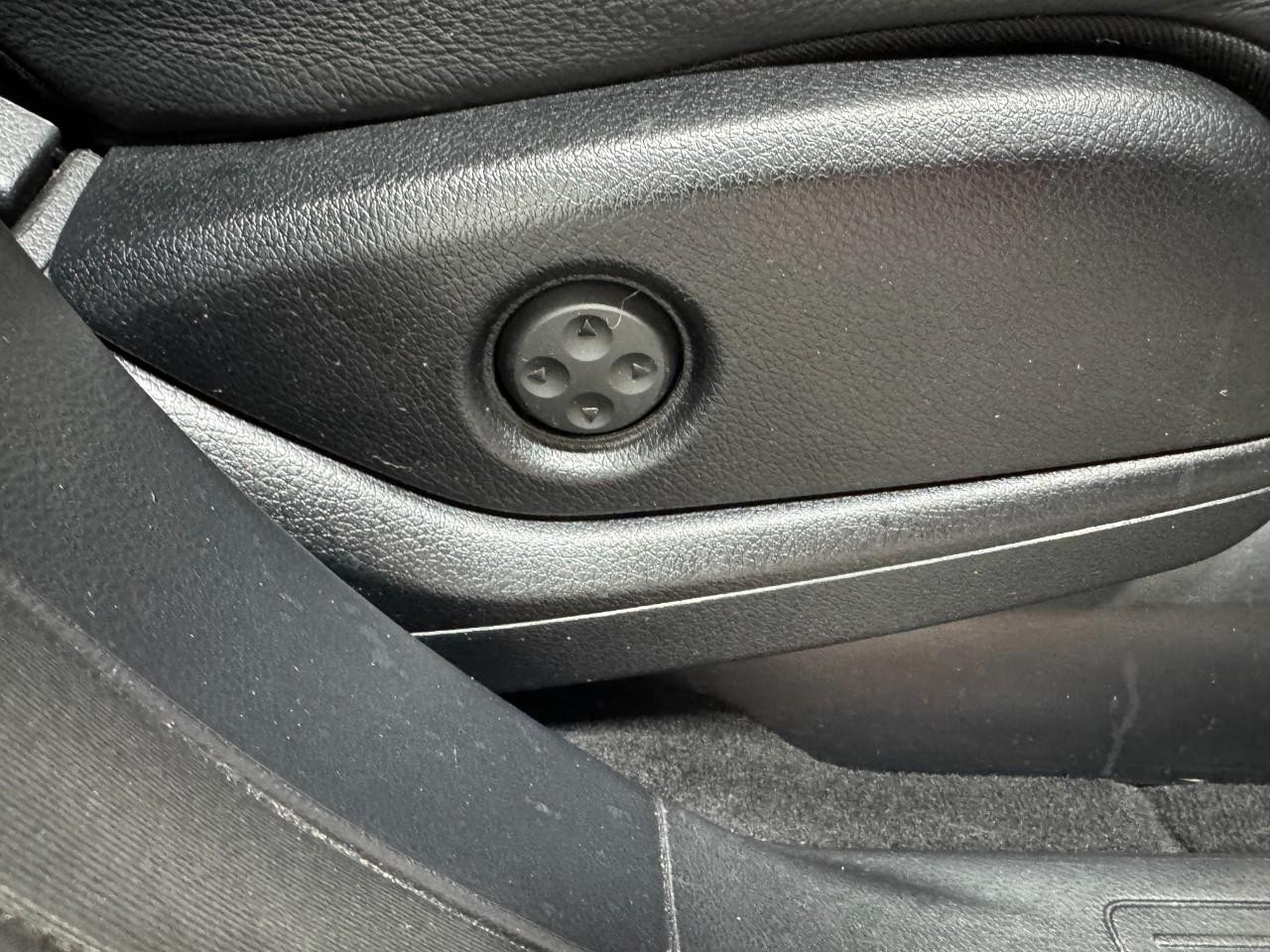 Mercedes-Benz GLE Vehicle Full-screen Gallery Image 20