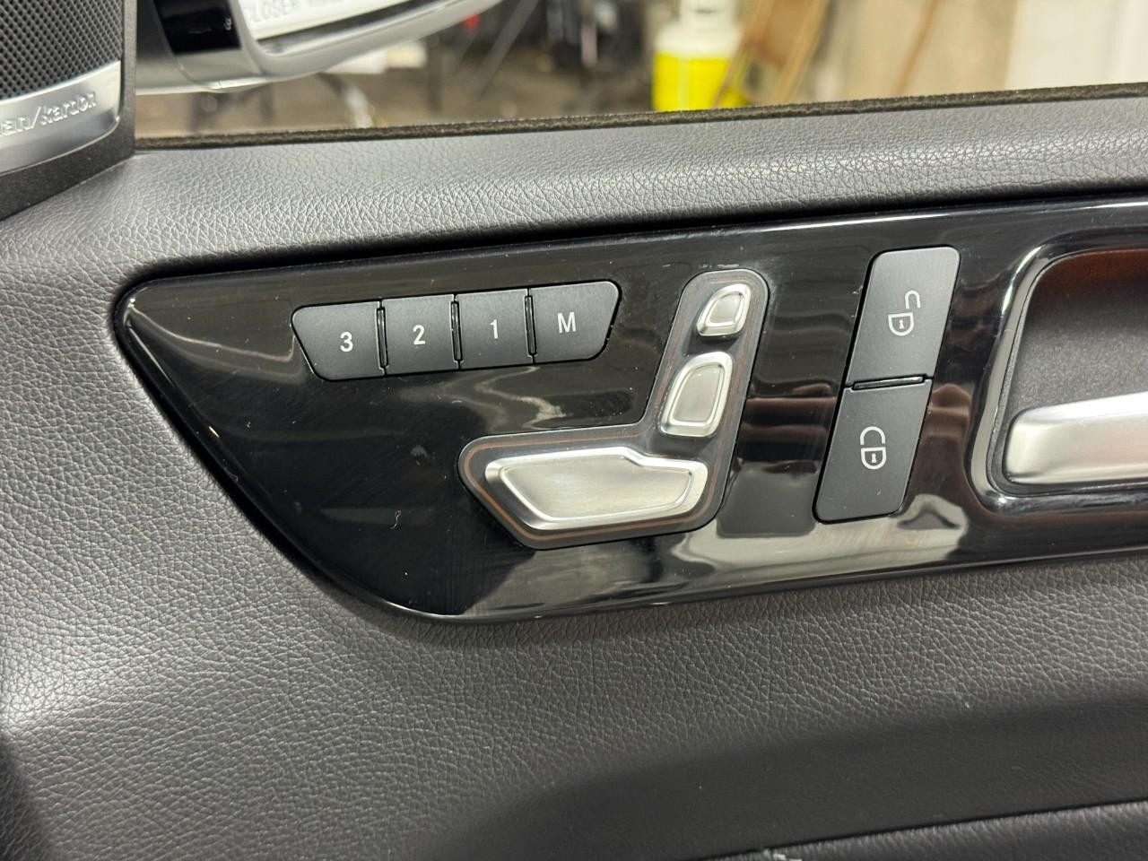 Mercedes-Benz GLE Vehicle Full-screen Gallery Image 21