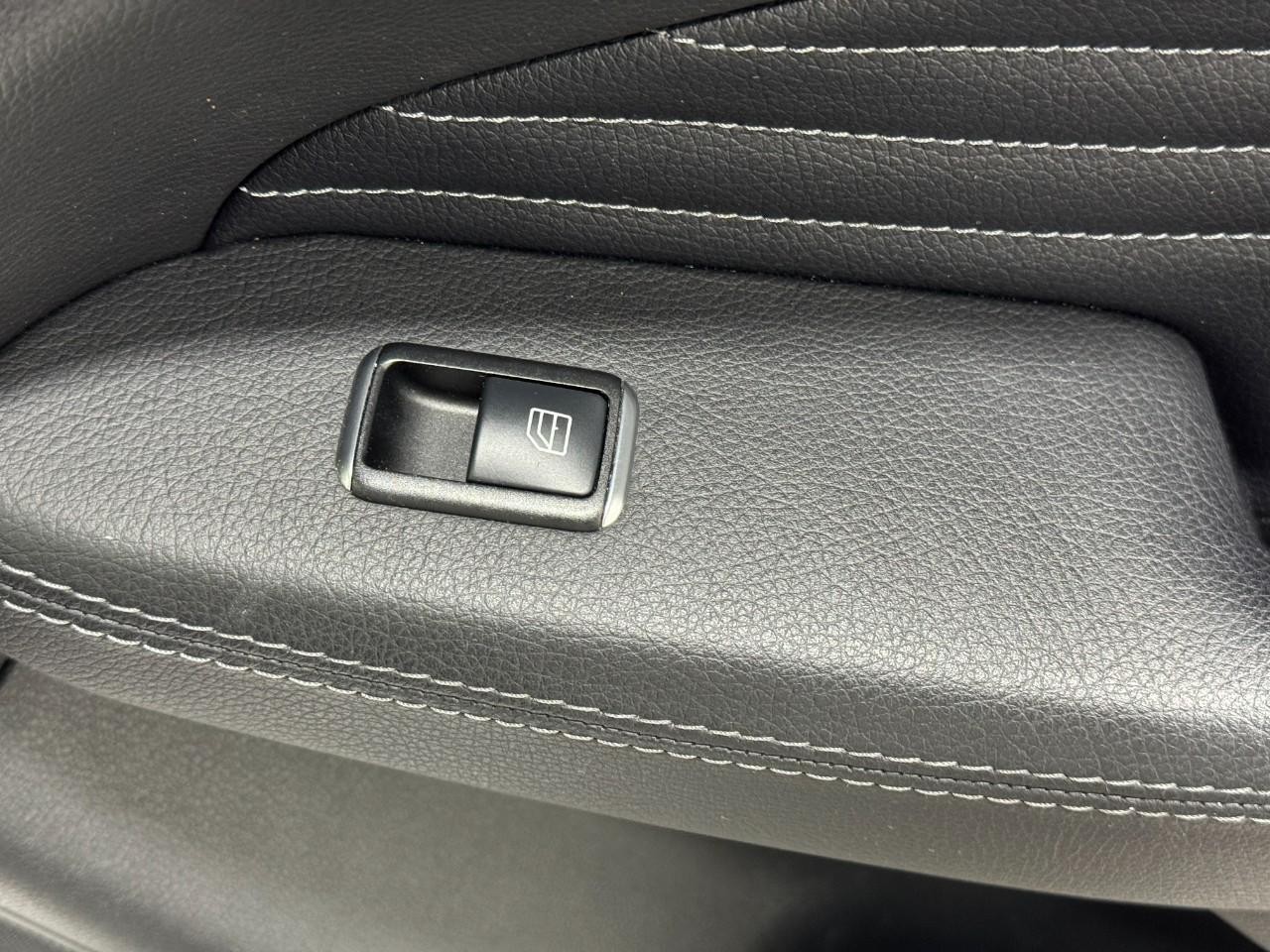 Mercedes-Benz GLE Vehicle Full-screen Gallery Image 22