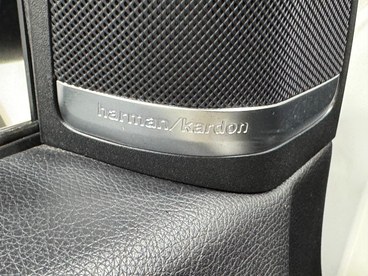 Mercedes-Benz GLE Vehicle Full-screen Gallery Image 23