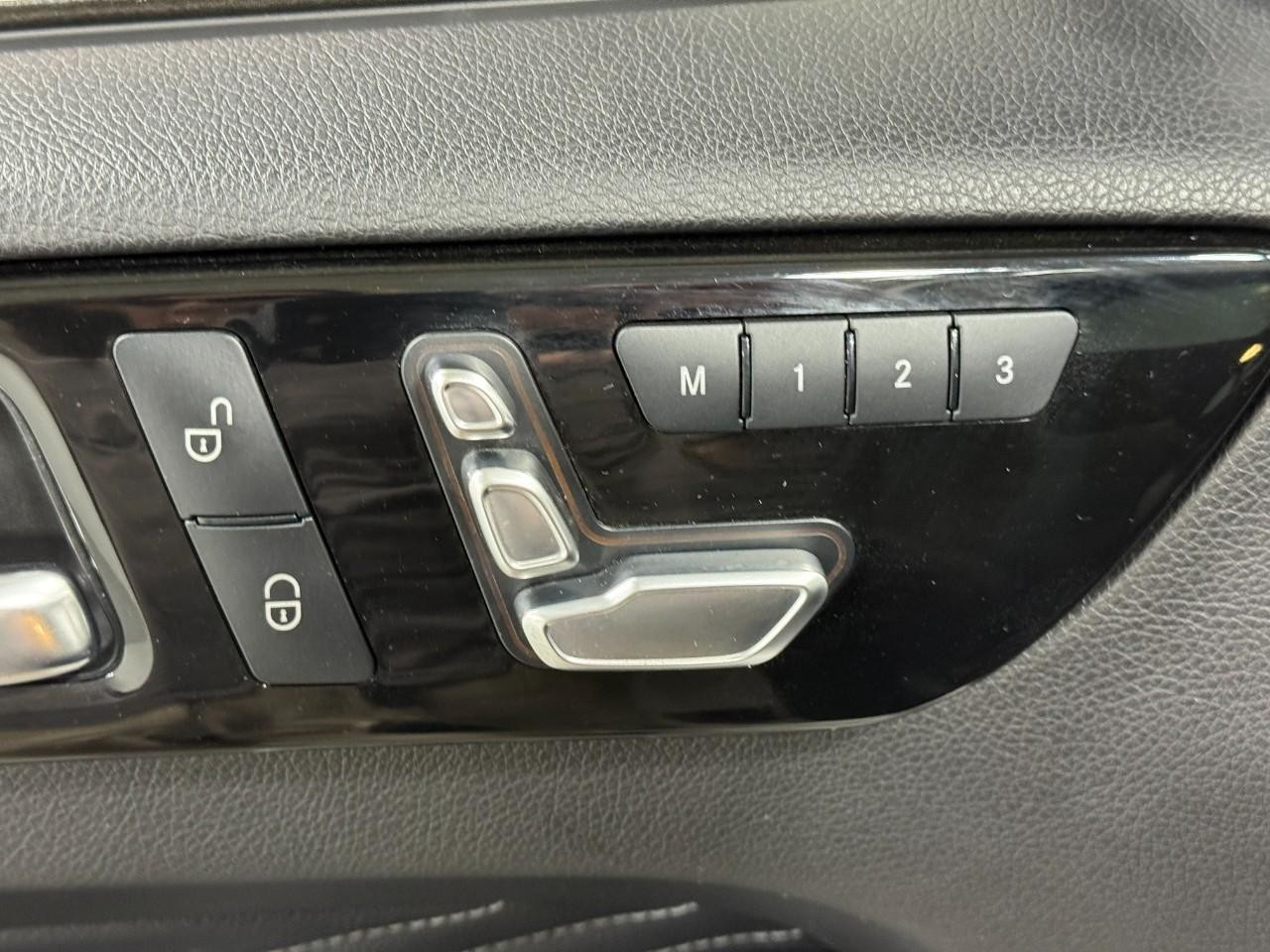 Mercedes-Benz GLE Vehicle Full-screen Gallery Image 24