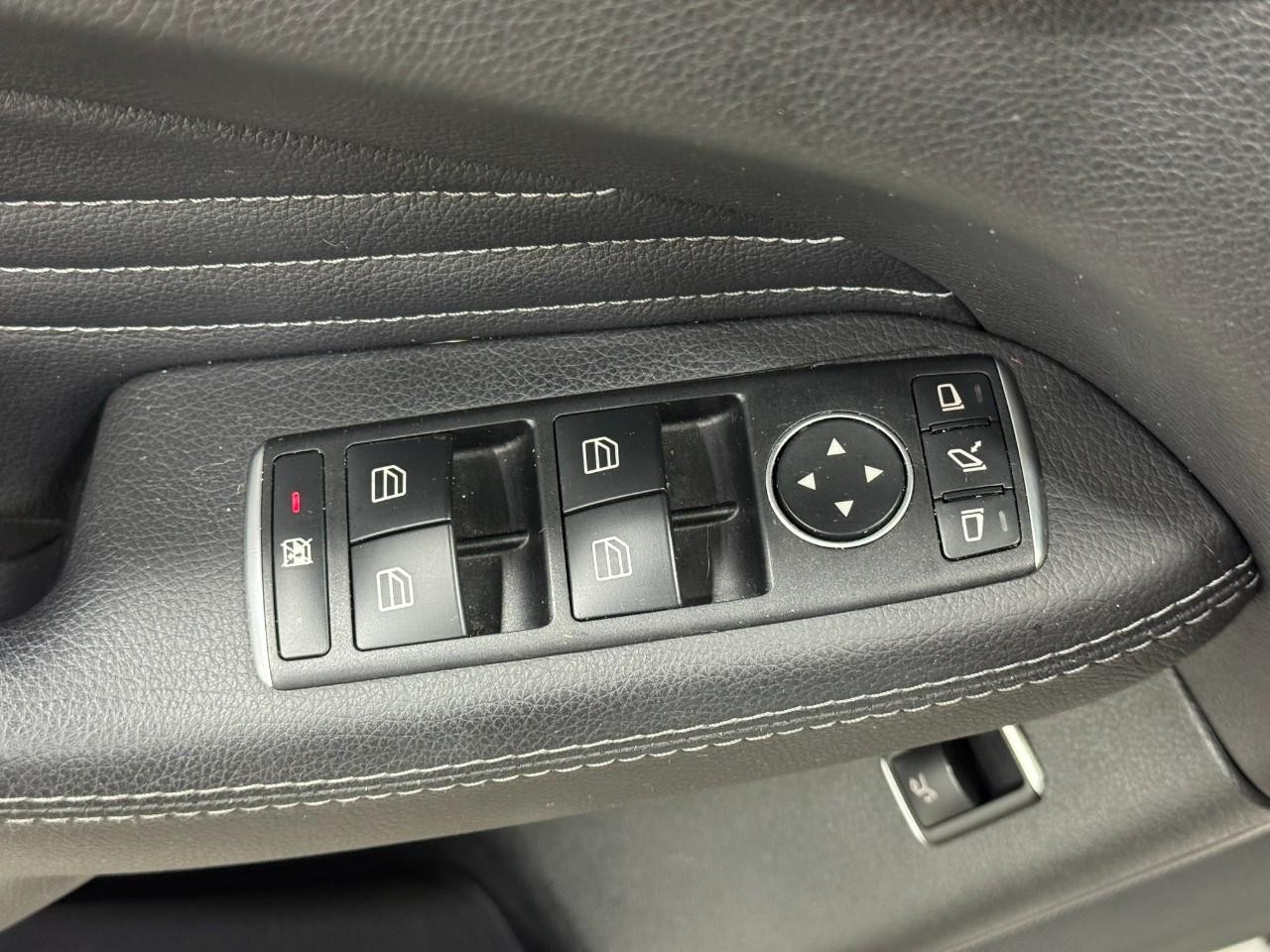 Mercedes-Benz GLE Vehicle Full-screen Gallery Image 25