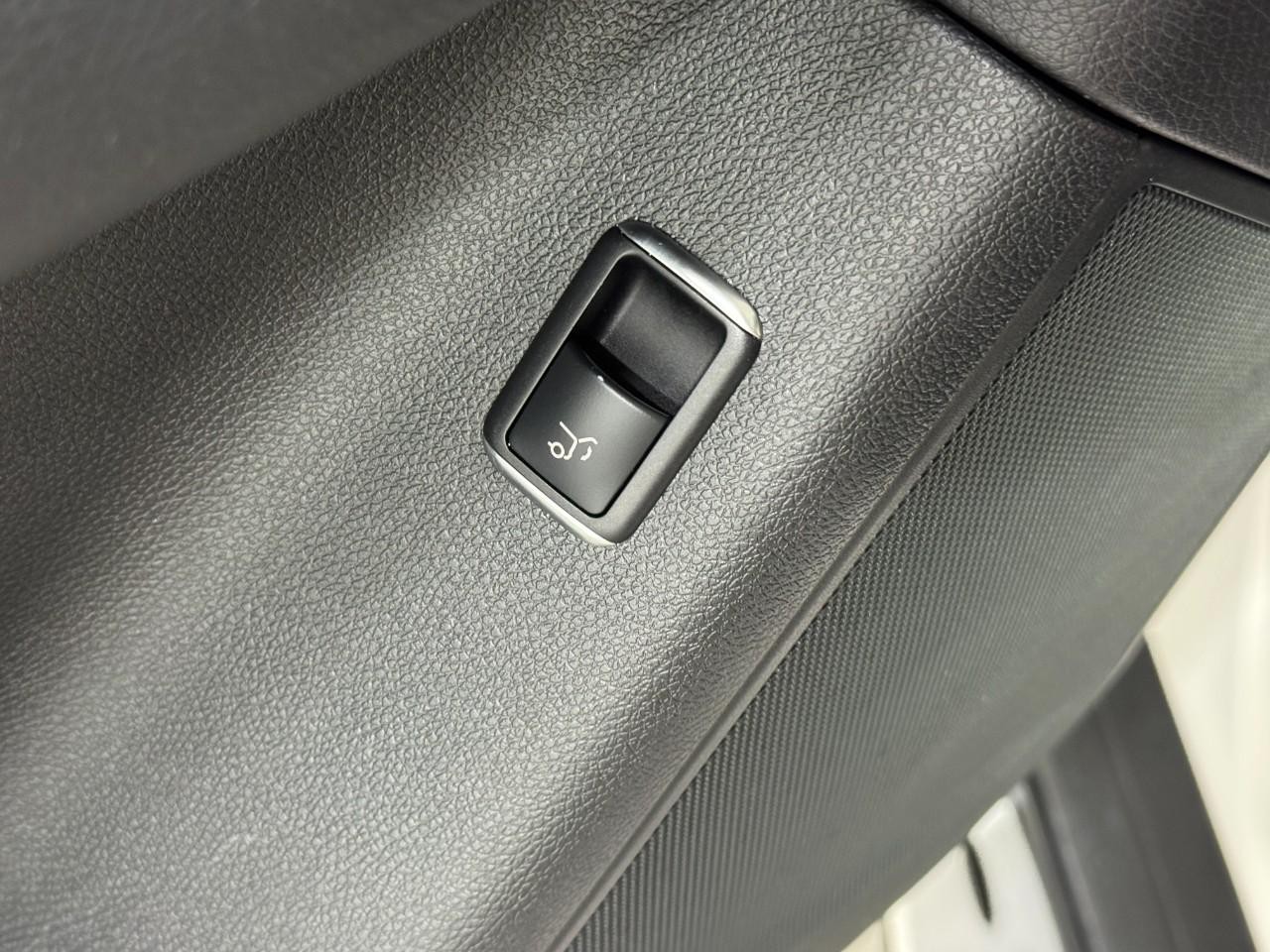 Mercedes-Benz GLE Vehicle Full-screen Gallery Image 26