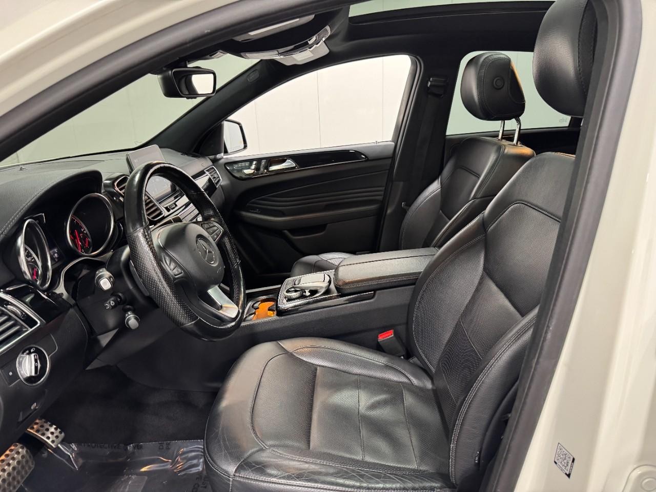 Mercedes-Benz GLE Vehicle Full-screen Gallery Image 27