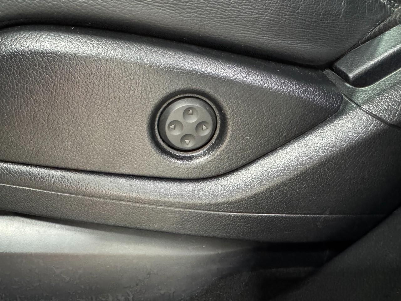 Mercedes-Benz GLE Vehicle Full-screen Gallery Image 29