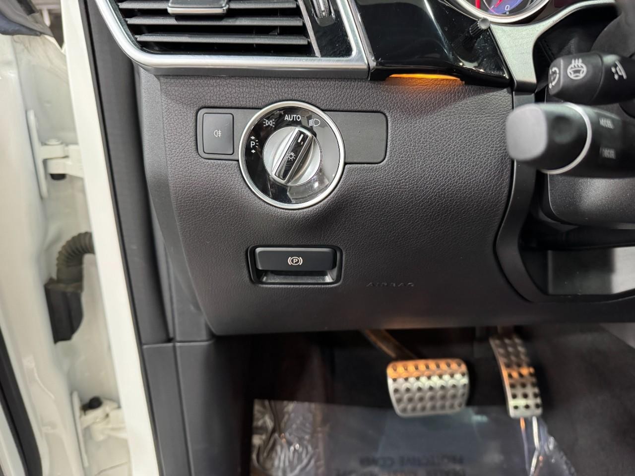 Mercedes-Benz GLE Vehicle Full-screen Gallery Image 30