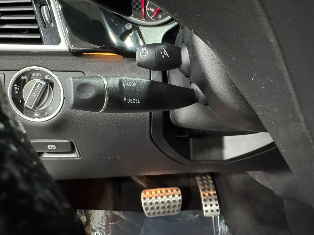 Mercedes-Benz GLE Vehicle Full-screen Gallery Image 31