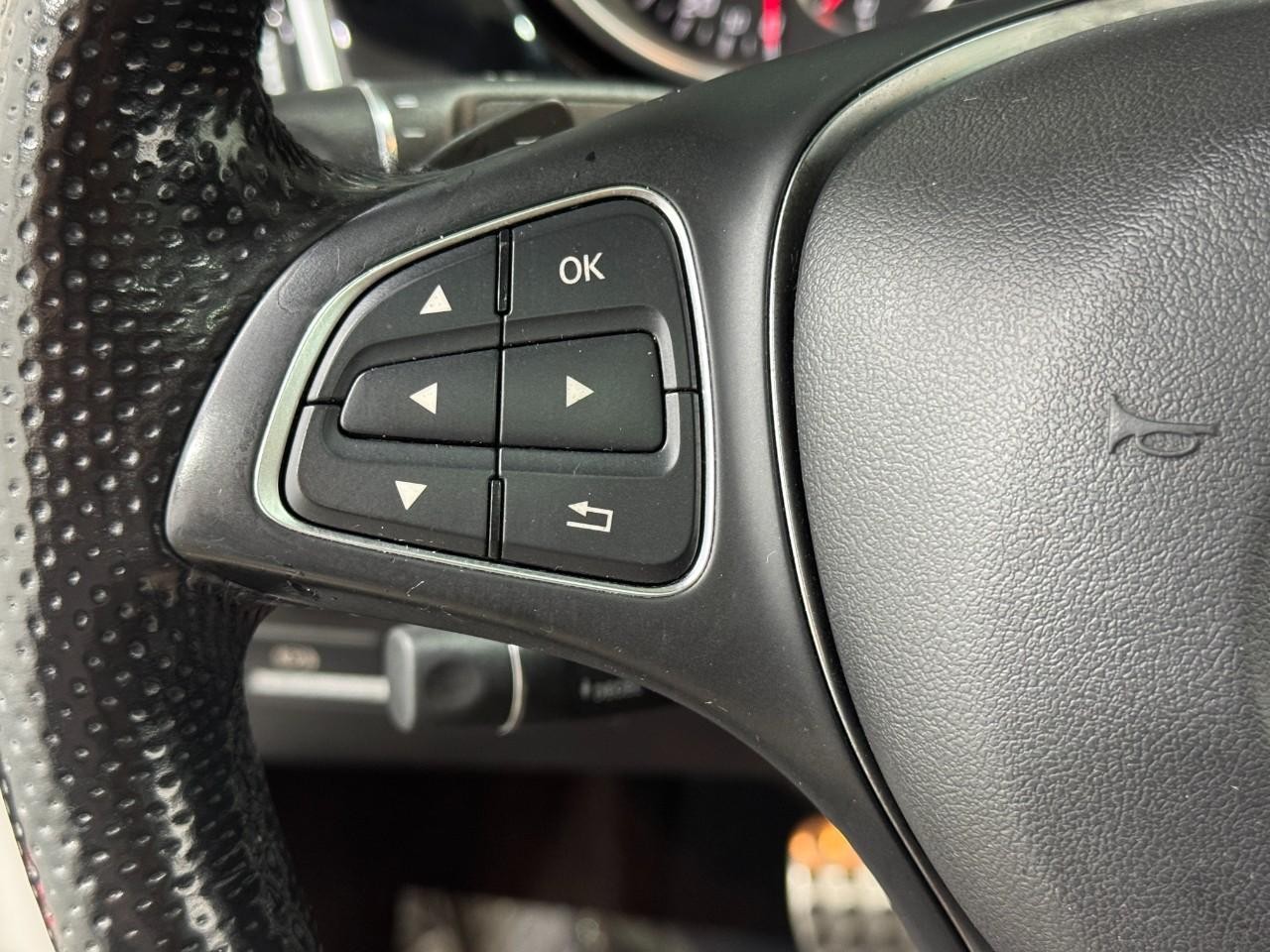 Mercedes-Benz GLE Vehicle Full-screen Gallery Image 32