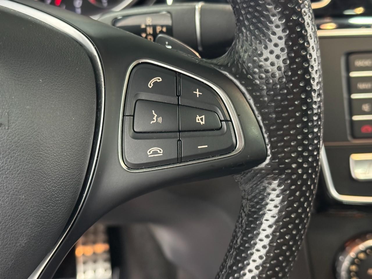 Mercedes-Benz GLE Vehicle Full-screen Gallery Image 33