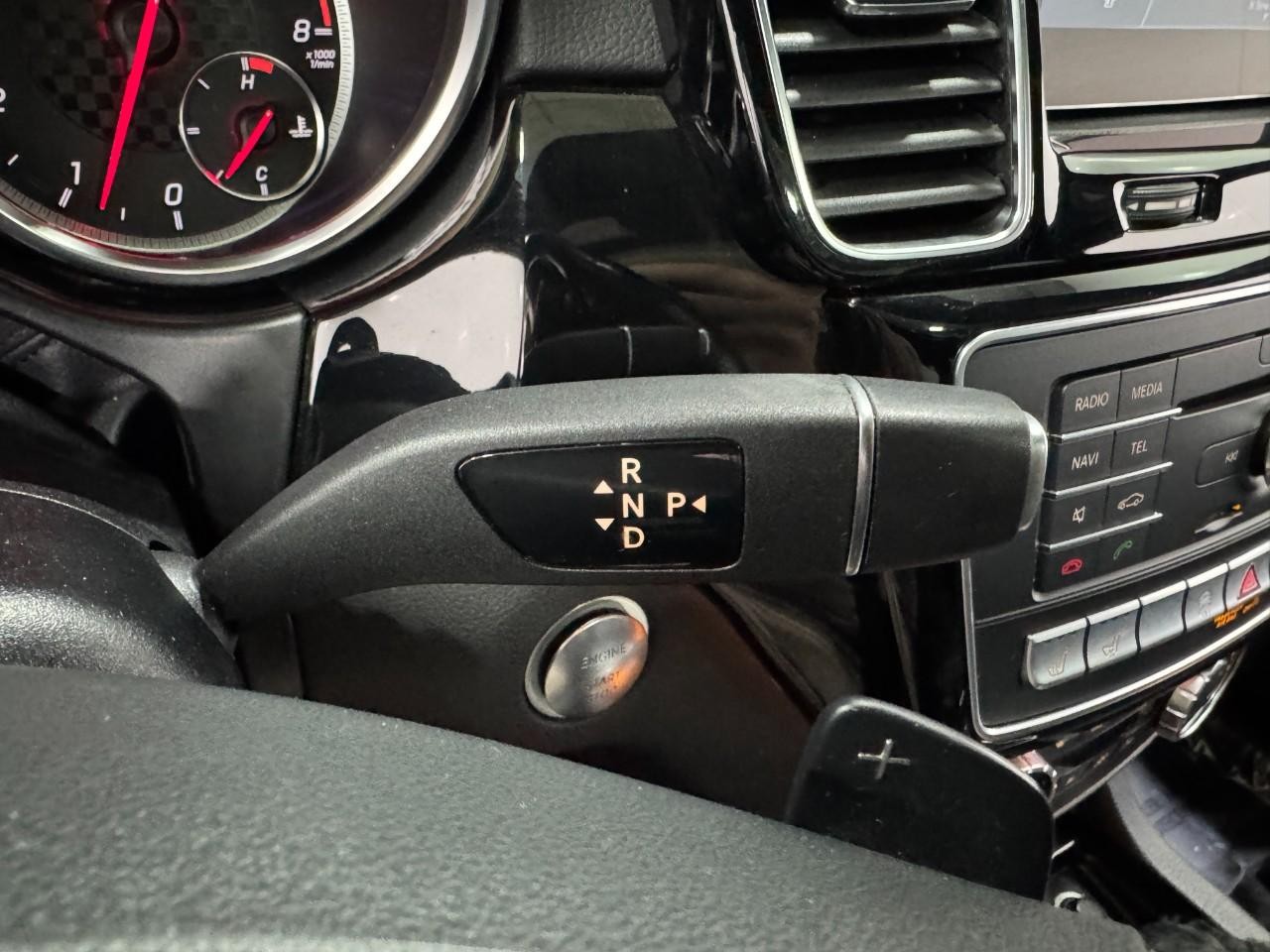 Mercedes-Benz GLE Vehicle Full-screen Gallery Image 35