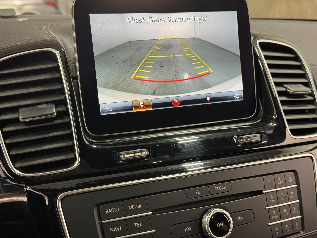 Mercedes-Benz GLE Vehicle Full-screen Gallery Image 36