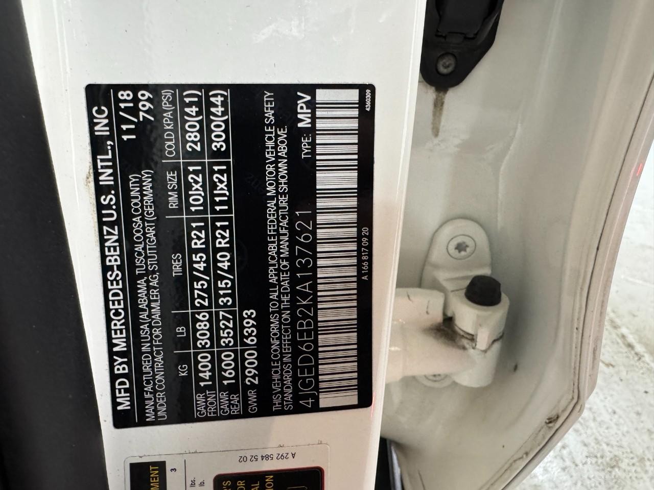 Mercedes-Benz GLE Vehicle Full-screen Gallery Image 37