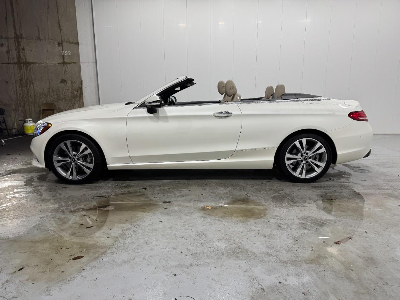 Mercedes-Benz C-Class Vehicle Full-screen Gallery Image 2