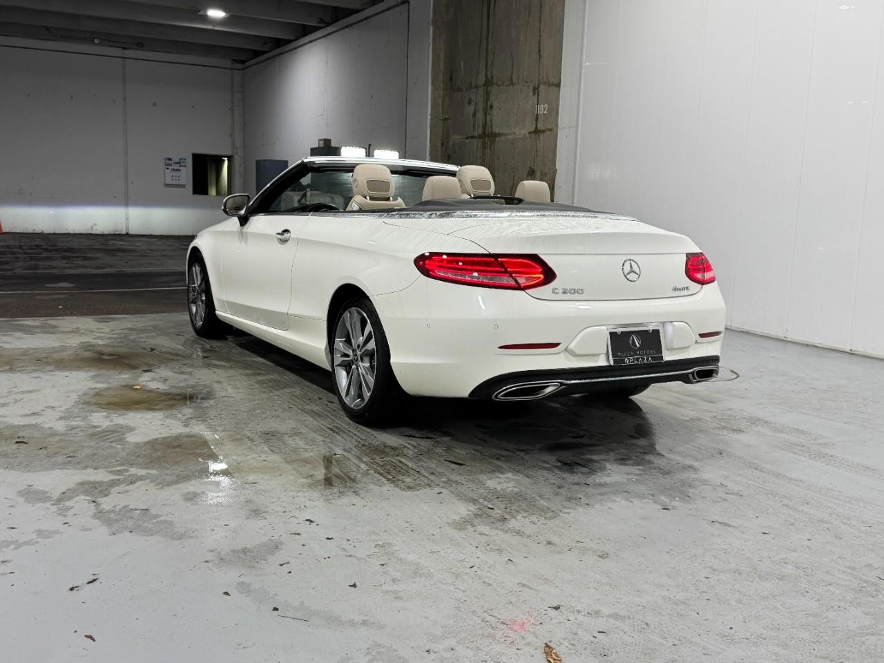 Mercedes-Benz C-Class Vehicle Full-screen Gallery Image 3