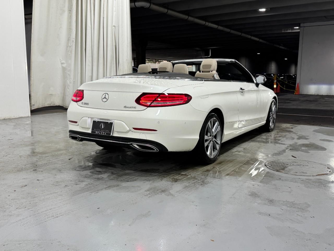 Mercedes-Benz C-Class Vehicle Full-screen Gallery Image 4