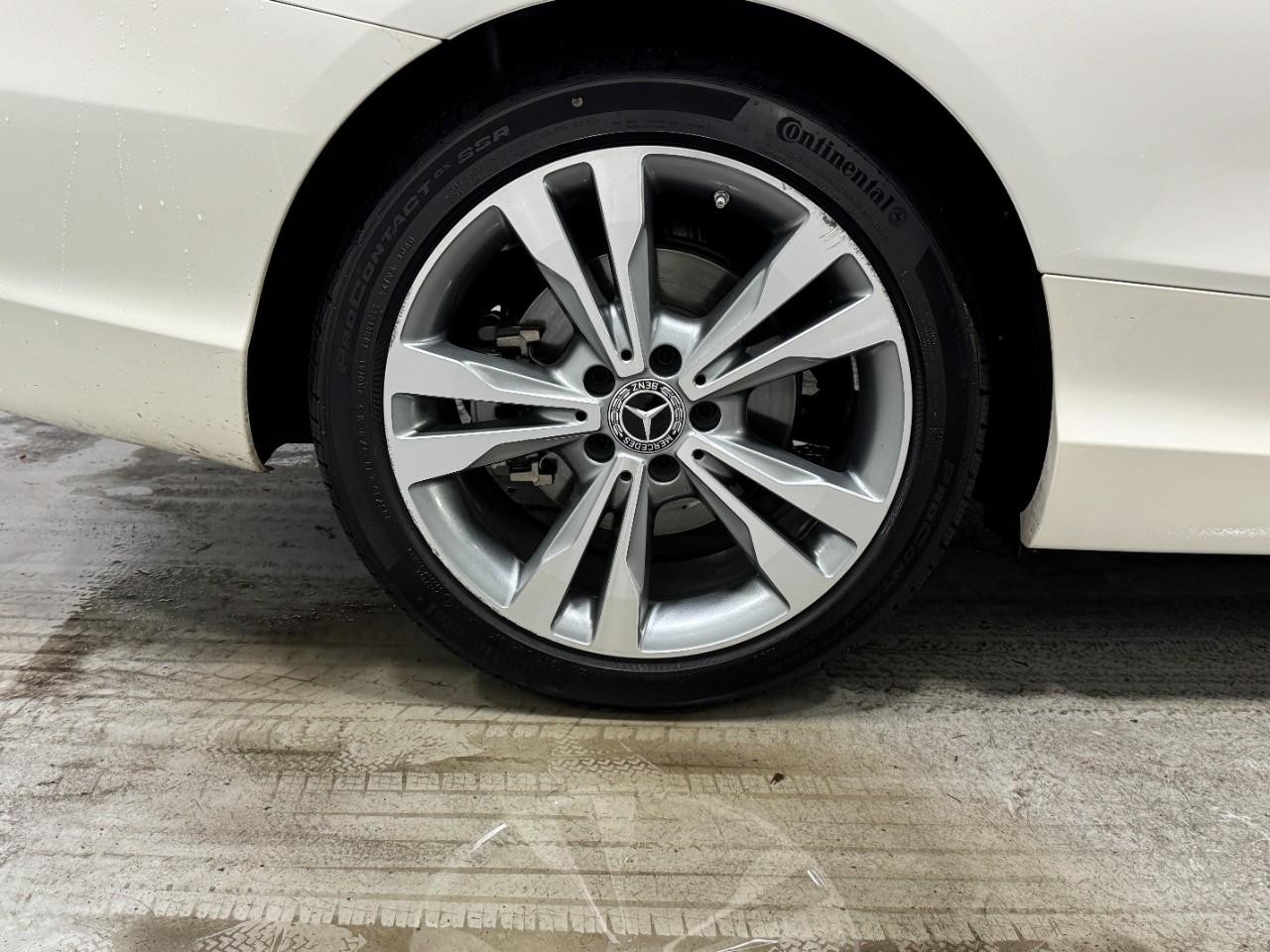 Mercedes-Benz C-Class Vehicle Full-screen Gallery Image 5