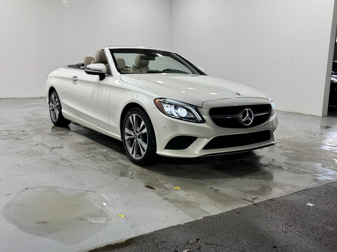 Mercedes-Benz C-Class Vehicle Full-screen Gallery Image 6