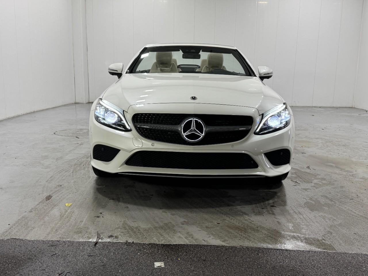 Mercedes-Benz C-Class Vehicle Full-screen Gallery Image 7