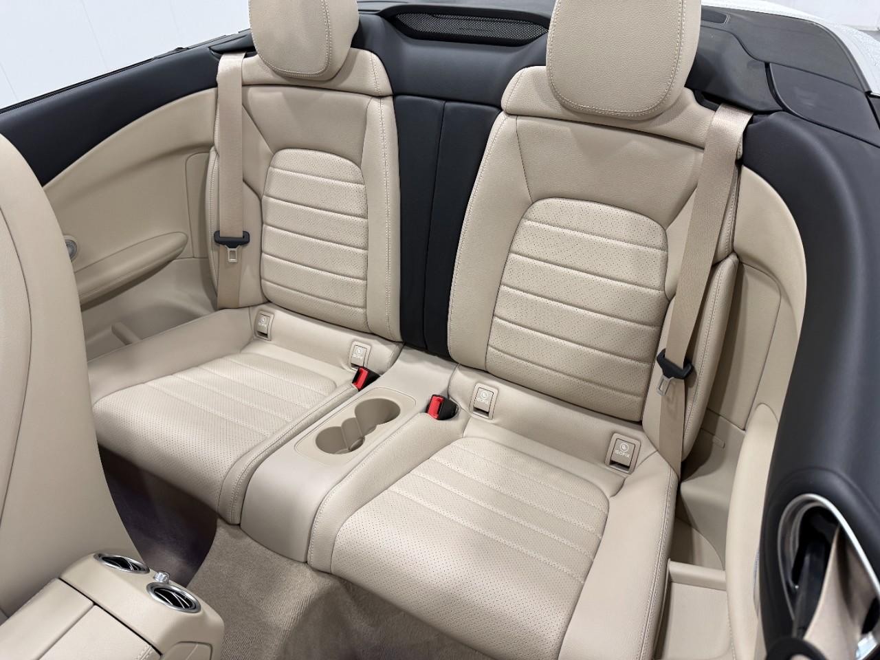 Mercedes-Benz C-Class Vehicle Full-screen Gallery Image 8