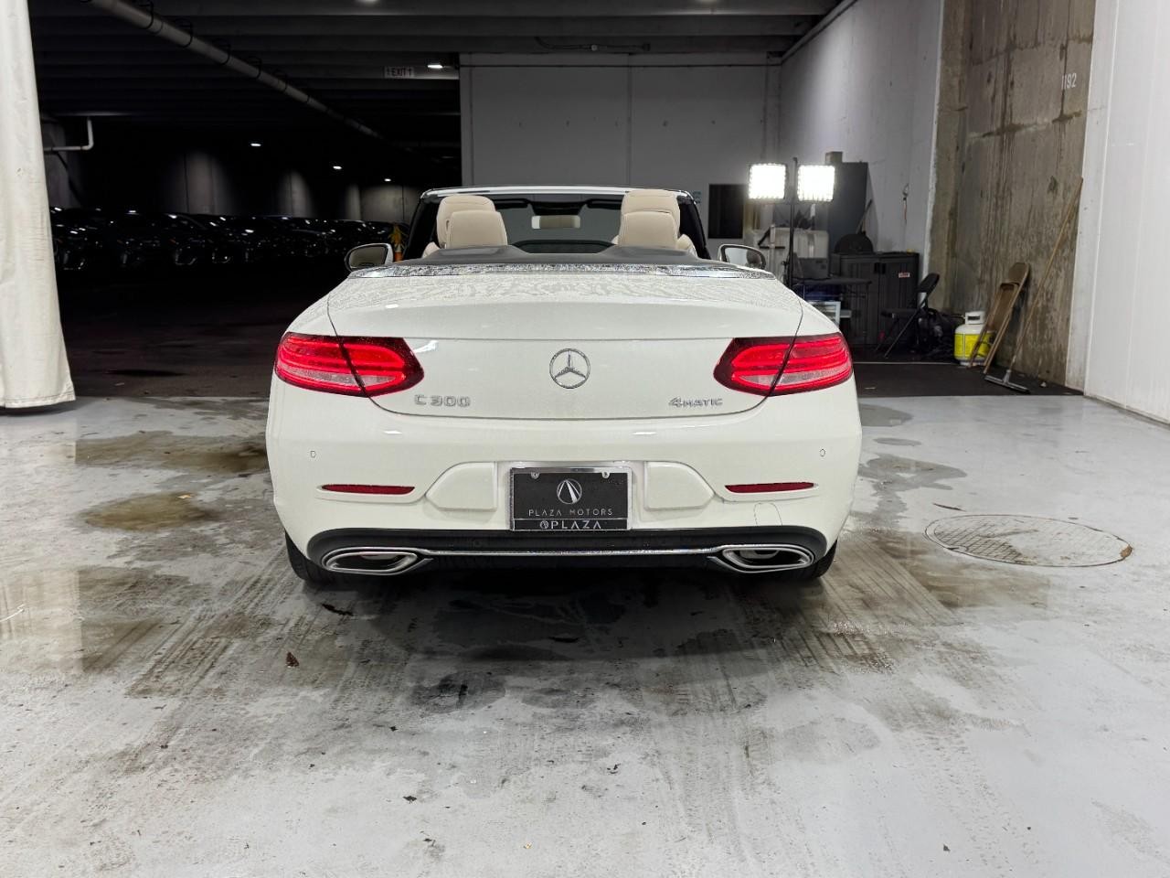 Mercedes-Benz C-Class Vehicle Full-screen Gallery Image 9